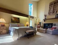 Beautiful, Huge Home on Golf Course and close to Ski Resort. Recently Renovated!