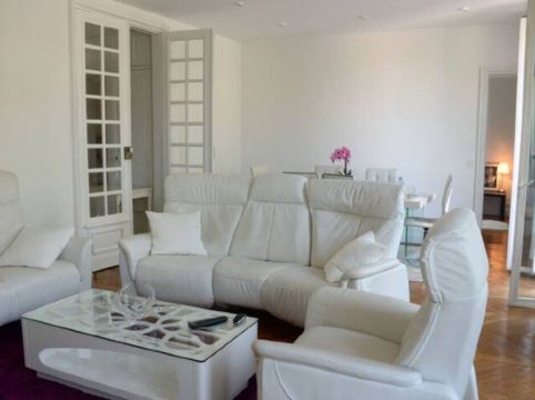 Eiffel Edge Escape 30 m from Eiffel Tower