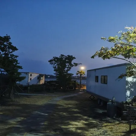Seogwipo Pyoseoncaravan Отели рядом с достопримечательностью «Пляж Пёсон»