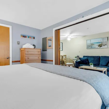 All is Wells Incredible Location! Walk to Beach