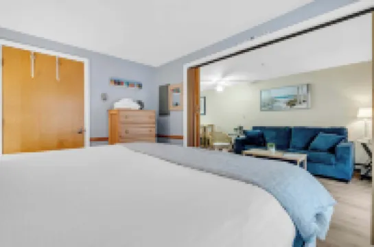 All is Wells Incredible Location! Walk to Beach