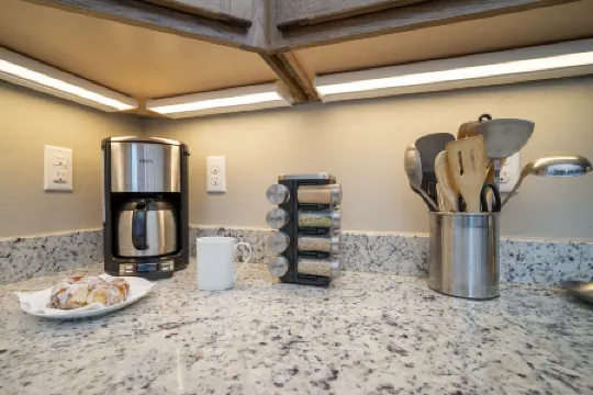 Stunning Mountain Escape with Hot Tub and Game Room - Elegant Retreat