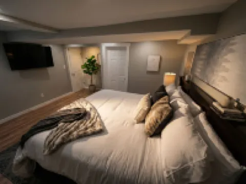 Fast WiFi and Convenient Parking - Stylish Modern Oasis Hotéis em 