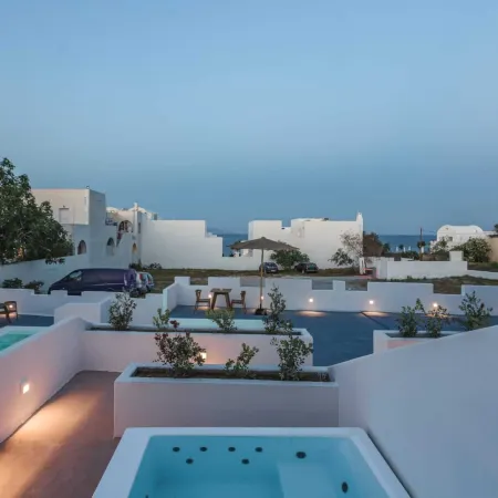 Voca Hotel & Suites Отели рядом с достопримечательностью «Пляж Монолитос»