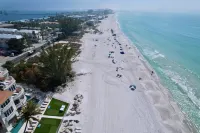Cozy Cottage Retreat at Tradewind Resort #32 in Bradenton Beach