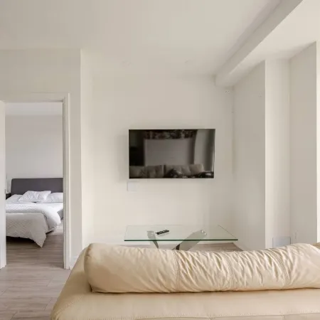 Serene Oakville Retreat - Modern 2-Bedroom Apartment