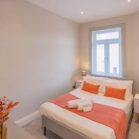 Luxury 3BR W Garden Parking Near Spurs Stadium Отели в г. Харинги