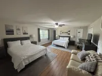 Large Resort Cabin with Breathtaking Mountain Views + Firepit