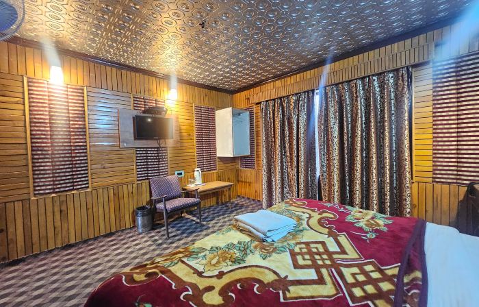 Hotel York (5 Mins Walk to Dal Lake)