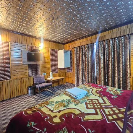 Hotel York (5 Mins Walk to Dal Lake)