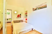 Noelie, Ground Floor Apartment for 6 People - Homestays