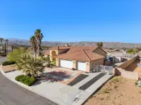 Casa Selecta - Pool, Hot Tub & Desert Skies 4 Bedroom Home Hotels in Yucca Valley