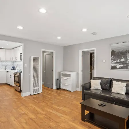 Serene 2-Bedroom Venice Apartment with Private Entrance