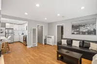 Serene 2-Bedroom Venice Apartment with Private Entrance