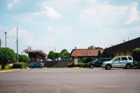 Rodeway Inn - parking
