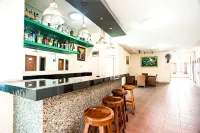 RedDoorz Plus Near Universitas Indonesia - bar
