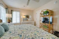 Condo w/ 2 Decks - Steps to Wrightsville Beach! - Parking
