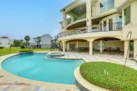 Bayfront Villa w/ Million-dollar Views in Seabrook - Villas
