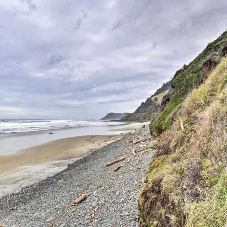 Yachats Gem w/ Private Beach Access, Views