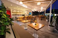 Aurasia Sea Side Hotel - bar