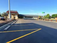 American Inn North Kansas City - parking
