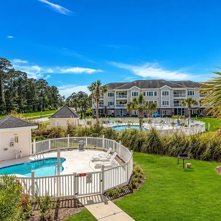 Myrtlewood 3Br Retreat - Pet-Friendly, Heated Pool, Balcony & Sleeps 8