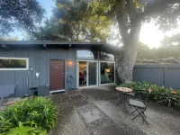 Mid-Century Steps from Miramar Beach, Private Fenced Garden in Montecito -  Privatzimmer