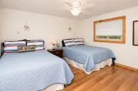 Large Home w/Huge Yard, Steps from the Lake - 3 tähden