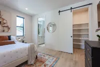 Prime Location Downtown • Walk to Lake • Beach Gear • Hot Tub • Family-Friendly - 4-Star