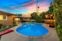 Marvel home w/ Pool, Gazebo, Movie Room, Gym, Traeger - สระว่ายน้ำส่วนตัว