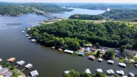 The Lake Shack Waterfront Life - Homestays