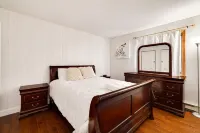 Walk to Beach, Spacious Backyard - Hytter