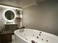 York Medellin, Curio Collection by Hilton - romantici
