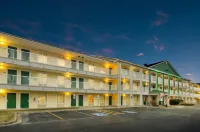 HomeTowne Studios by Red Roof Denver - Glendale/ Cherry Creek - parking