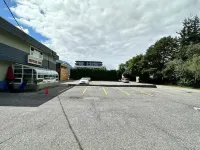 August Jack Inn - parking