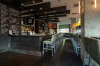 Sutton Place Hotel Revelstoke Mountain Resort - bar