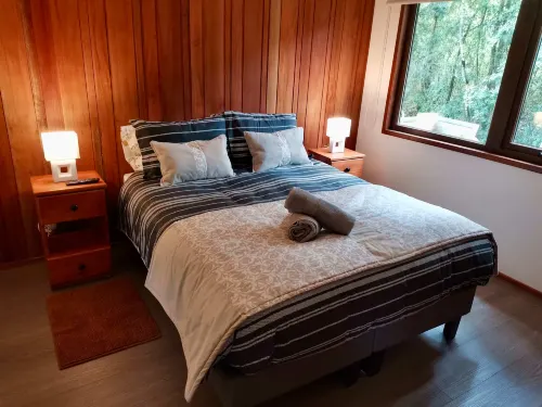 Oak Cabin - Hot Tub, BBQ, WiFi & Riverside - 2-Sterne