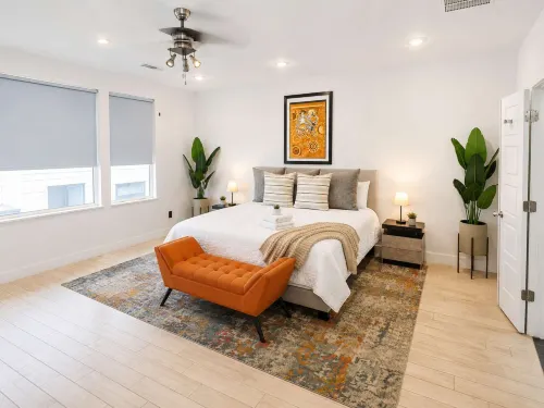 Modern 4-story Townhome Med Center Sleeps 8 - 3-Star