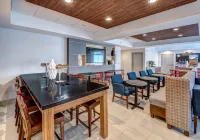 Holiday Inn Express & Suites WOODBRIDGE by IHG - breakfast