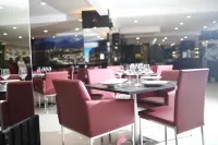 Holiday & Business Hotel - Em Frente ao Centro de Eventos e Arena Conda - sarapan