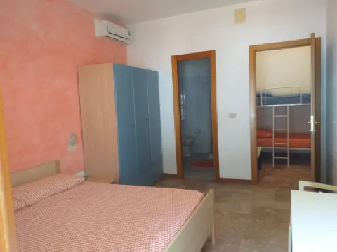 Quadruple Room for a Totally Relaxing Holiday 20 Meters from the Sea Hoteles en 