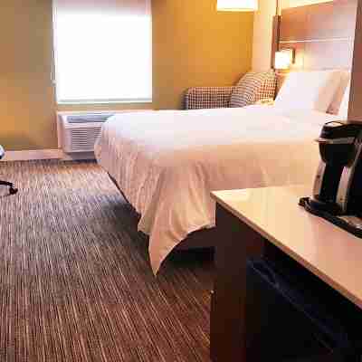 Holiday Inn Express & Suites Surrey Rooms