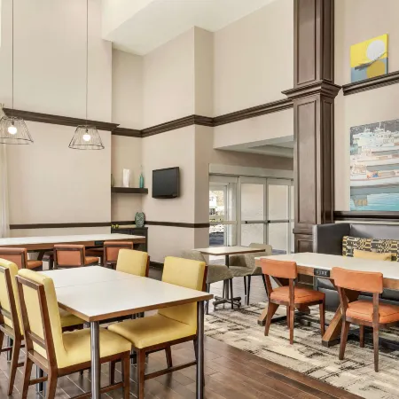 Hampton Inn & Suites Exeter Отели в г. Эксетер
