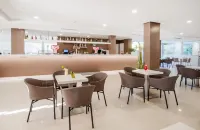 Globales Panamá - ที่มีบาร์