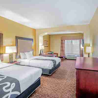 La Quinta Inn & Suites by Wyndham Vicksburg Rooms