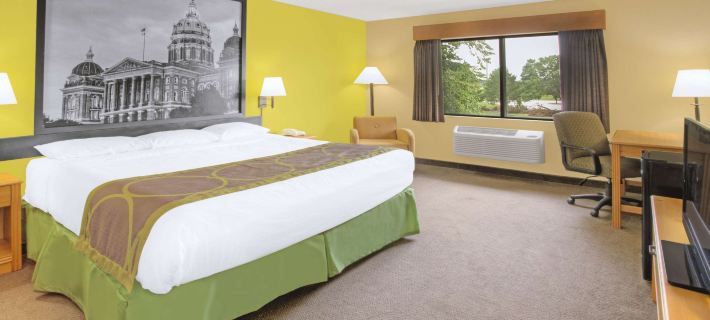 Super 8 by Wyndham Davenport Hotels in Scott County