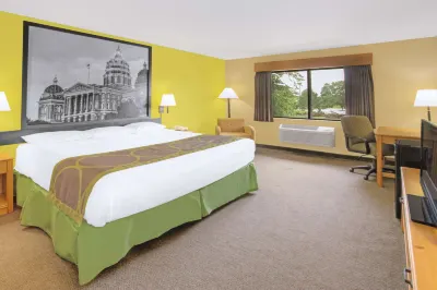 Super 8 by Wyndham Davenport Hotels near St. Ambrose University