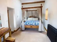 Yew Tree Cottage Hotels near Hougun Manor Estate Access Gate and Public Footpath