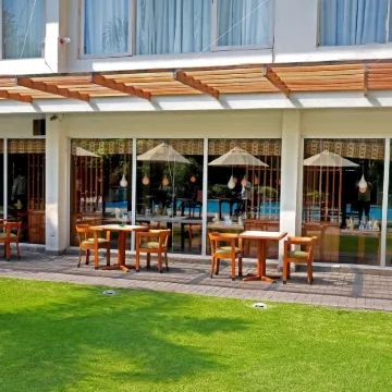 Ramada by Wyndham Colombo Отели рядом с достопримечательностью «Бандаранаайк Мемориал Интернешнел Конференс Холл»