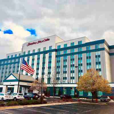 Hampton Inn & Suites Chicago North Shore Hotel Exterior